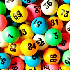 Kolorowe kulki z numerami, jak te do gry, mogą sugerować, czy w zdrapki lotto można grać online.