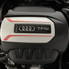 Silnik TFSI Audi z charakterystycznym logo i czerwonymi akcentami.