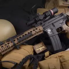 Equipación airsoft completa: réplica de fusil M4 con mira, casco táctico, chaleco y accesorios.