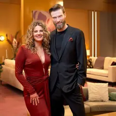 Para świętuje premiery Netflix. Ona w czerwonej sukni, on w garniturze.