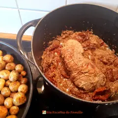 Un quasi de veau mijote dans une sauce aux tomates séchées et oignons, accompagné de pommes de terre rôties.