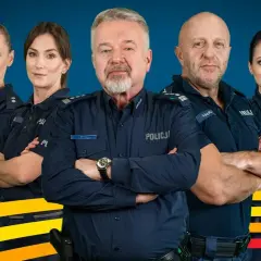 Policjanci i policjantki w mundurach, gotowi do akcji. W centrum doświadczony funkcjonariusz, otoczony przez zespół.