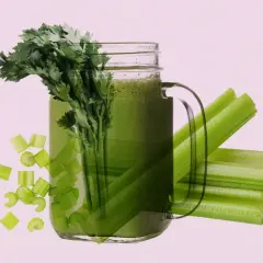 Grüner Selleriesaft im Glas, mit frischen Stangen und Stücken. Ideal für eine Sellerie Leberreinigung.