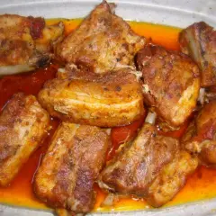 Soczyste, pieczone żeberka w rękawie, skąpane w aromatycznym sosie, wyglądają apetycznie.