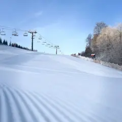 Szwajcaria Bałtowska snowpark przygotowany do jazdy. Wyciąg krzesełkowy w tle, idealnie przygotowane stoki.