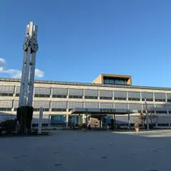 Ein modernes Rathaus mit einem markanten Uhrenturm, bereit für die städtischen Veranstaltungen heute.