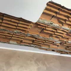 Sfondellamento pignatte: il soffitto mostra mattoni a vista e crepe, necessita di una soluzione rapida.