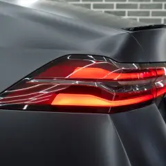 Nowe tylne lampy w matowym czarnym aucie wyglądają świetnie. Czy można przyciemnić tylne lampy, by uzyskać jeszcze bardziej agresywny wygląd?