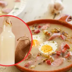 Prosty przepis na żurek z butelki: aromatyczny zakwas w butelce, czosnek, chleb i gotowa zupa z jajkiem i kiełbasą.