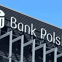 Logo PKO Banku Polskiego. Zapomniałem numer klienta PKO, ale widok na budynek banku przypomina mi, że muszę go odzyskać.
