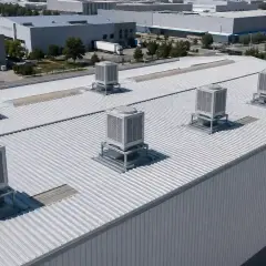 Unidades de climatización de naves industriales en tejado metálico.