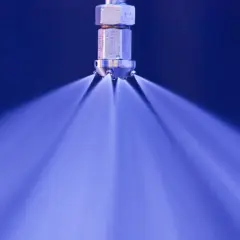 Ein Sprühkopf zerstäubt blaues Wasser. Was bedeutet VDS? Vielleicht die Abkürzung für "Verdampfung durch Sprühen".