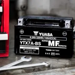 Batería Yuasa YTX7A-BS. Averigua cuanto dura una bateria de moto con estas especificaciones de carga.