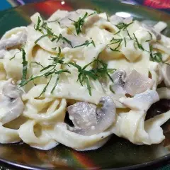 Pasta Alfredo con Champiñones: El Secreto de la Cremosidad Perfecta