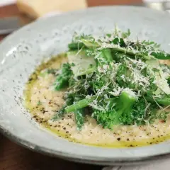 Krämig risotto med grönsaker, toppad med parmesan och färska örter. Ett perfekt risotto recept för en lätt lunch.