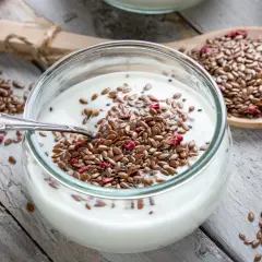 Yogurt con semi di lino e frutta disidratata, un modo salutare per iniziare la giornata. Scopri come usare semi di lino per una colazione nutriente.
