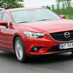 Czerwona Mazda 6 2.0 benzyna w ruchu drogowym.