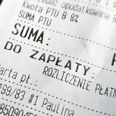 Fragment faktury uproszczonej z napisem "SUMA: DO ZAPŁATY". Widoczna kwota PTU i rozliczenie płatności kartą.