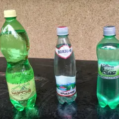 Trzy butelki gruzińskiej wody: Borjomi, Nabeglavi i Likhani.