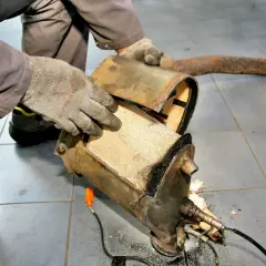 Mechanik ogląda przepalony DPF, zastanawiając się, ile się wypala dpf.