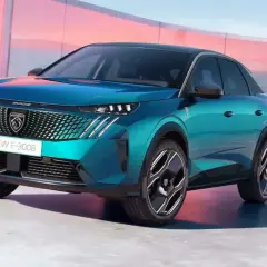 Le nouveau Peugeot E-3008, un véhicule électrique moderne, prêt à aider votre entreprise à adopter une mobilité durable.