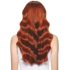 Cabello largo y ondulado de un vibrante pelo cobrizo natural, con reflejos dorados que brillan bajo la luz.
