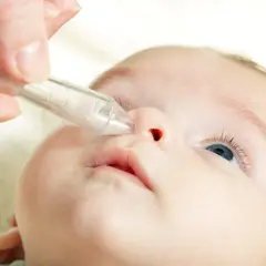 Przeziębienie a noworodek w domu: delikatne czyszczenie noska aspiratorem, by maluch mógł swobodnie oddychać.