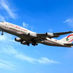Un avion de la RAM, un Boeing 747-400, décolle sous un ciel bleu et nuageux.