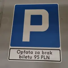Znak parkowania z informacją o opłacie 95 PLN za brak biletu. Uważaj, by nie dostać mandatu za parkowanie!