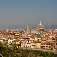 Widok na Florencję po angielsku, z dominującą katedrą Santa Maria del Fiore i wieżą Palazzo Vecchio.