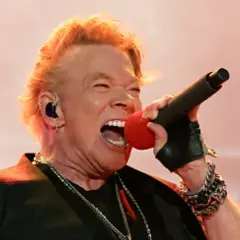Axl Rose śpiewa z pasją, jakby chciał porwać tłumy. Nawet po latach, jego głos i energia przypominają, że rock and roll żyje, a jego muzyka nadal inspiruje kolejne pokolenia, jakby to były jego własne dzieci.