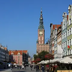 Ulica Długa w Gdańsku z wieżą Ratusza. Warto sprawdzić ceny mieszkań Gdańsk, bo widoki są zachwycające!