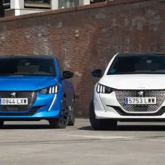 Dos Peugeot 208, uno azul y otro blanco, lucen sus modernos diseños y potentes motores.