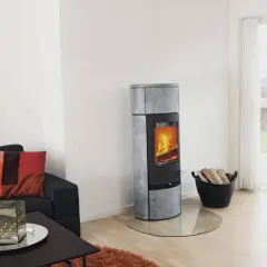 Un poêle à bois moderne, idéal pour installer un poêle à bois dans une maison sans conduit, chauffe agréablement le salon.