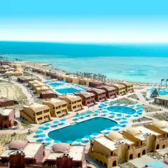 Widok na kompleks hotelowy Pickalbatros Portofino Marsa Alam. Opinie gości chwalą baseny i plażę.