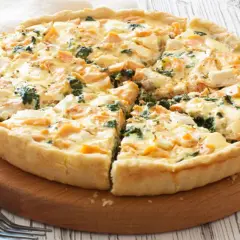 Tarta de espinacas y salmón, recién horneada y cortada en porciones, lista para disfrutar.