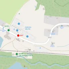 Mapa skalnego miasta w Czechach. Wskazuje wejście, wyjście, parking i hotele w Adršpachu.