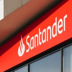 Logo Santander na czerwonym tle. Szybkie przelewy santander to wygoda.