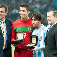 Cristiano Ronaldo i Leo Messi odbierają nagrody. Ile goli ma Messi? Tego dnia nie było to jeszcze wiadome, ale obaj byli już legendami.