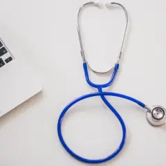 Lekarz bada objawy niedoboru choliny, korzystając z laptopa i stetoskopu.