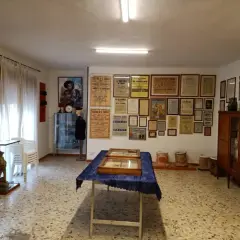 Interno del museo di Napoli, collezione Bonelli, con locandine teatrali d'epoca alle pareti e vetrine espositive.