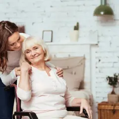 Czy opiekun osoby niepełnosprawnej może pracować i otrzymywać świadczenia?