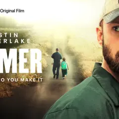 Plakat filmu "Palmer" z Justinem Timberlake'em. Na pierwszym planie zbliżenie na twarz aktora, w tle idący drogą mężczyzna z dzieckiem.
