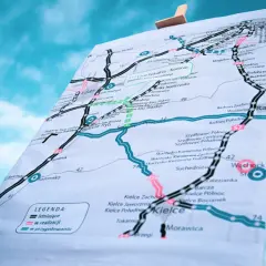 Mapa drogowa z zaznaczonymi trasami, w tym kierunkowy 42, który prowadzi do Kielc.