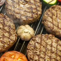 Jak długo smażyć burgera? Idealny czas na każdy stopień wysmażenia
