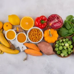 Owoce i warzywa bogate w witaminy i **makroelementy**: cytryny, pomarańcze, banany, imbir, czosnek, dynia, papryka, granat, brokuły, szpinak, brukselka, bataty, marchewki, rokitnik, miód, kurkuma.