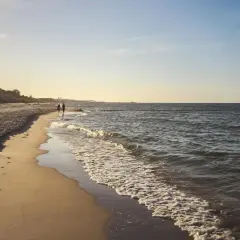 Spacer po plaży w Karwi, idealne miejsce na relaks i odkrywanie atrakcji w okolicy.