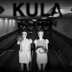 Dwie modelki w retro stylizacjach z kulami do kręgli na torze. Idealne, ładne tło do zdjęć w klimacie vintage.
