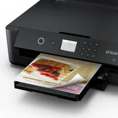 Czarna drukarka Epson drukuje ulotkę z sernikiem. Dowiedz się, jak sparować drukarkę Epson z telefonem, by drukować bezprzewodowo.