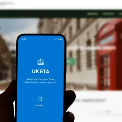 Aplikacja UK ETA na telefonie. Zastanawiasz się, ile kosztuje ETA do UK? Sprawdź cenę i złóż wniosek.